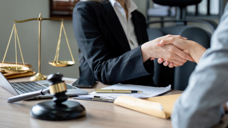 Como aprimorar a satisfação dos clientes nos escritórios de advocacia?