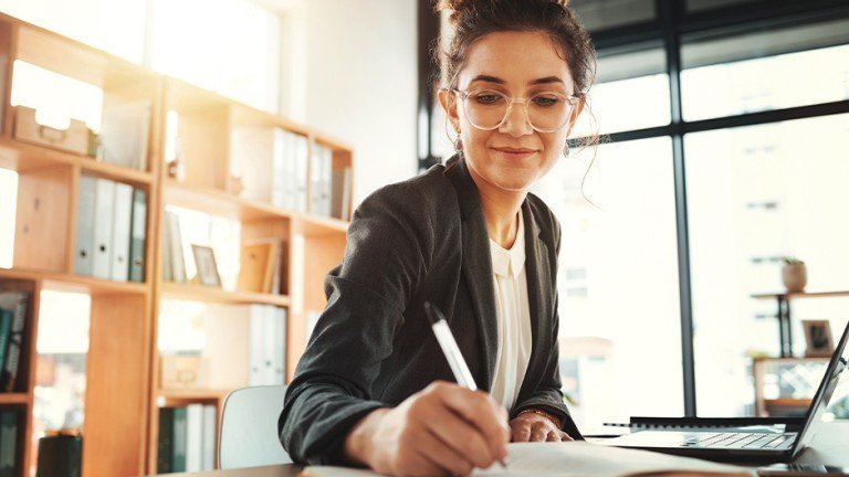 Organização de dados para tomada de decisões estratégicas na área jurídica através da digitalização de processos.